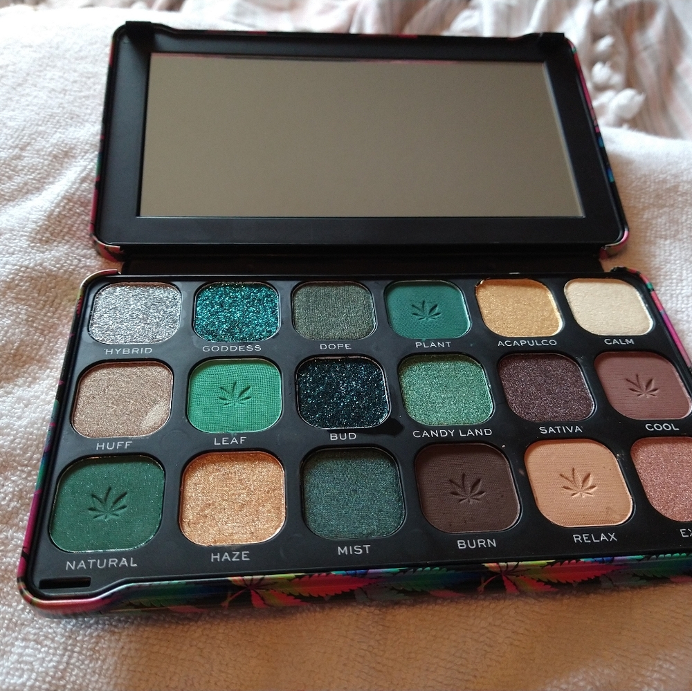 Makeup revolution forever flawless eyeshadow palette